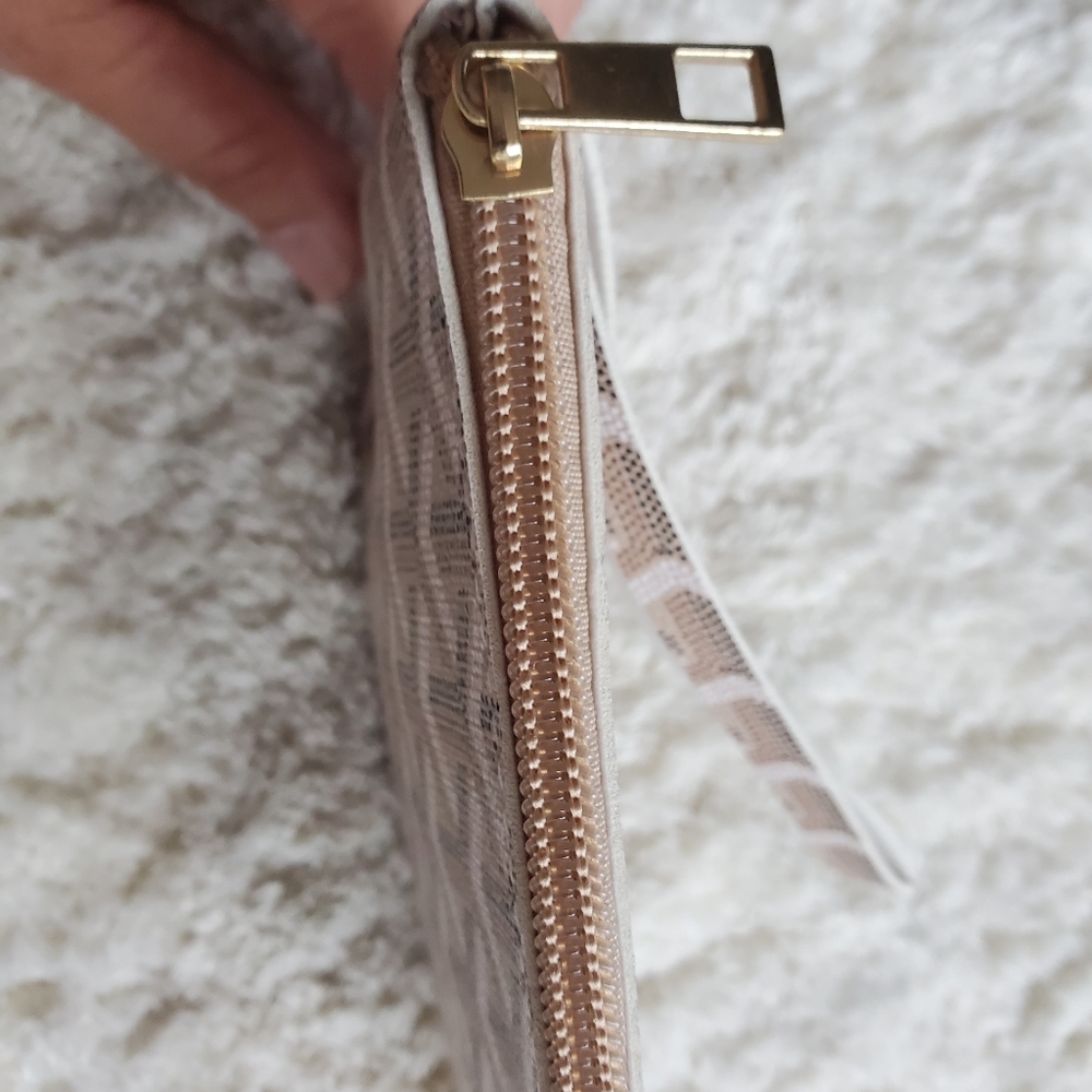 Patterned Wristlet - Picture 2 of 6